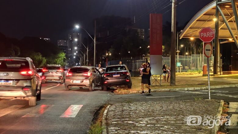 Carros batem defronte a USP - 