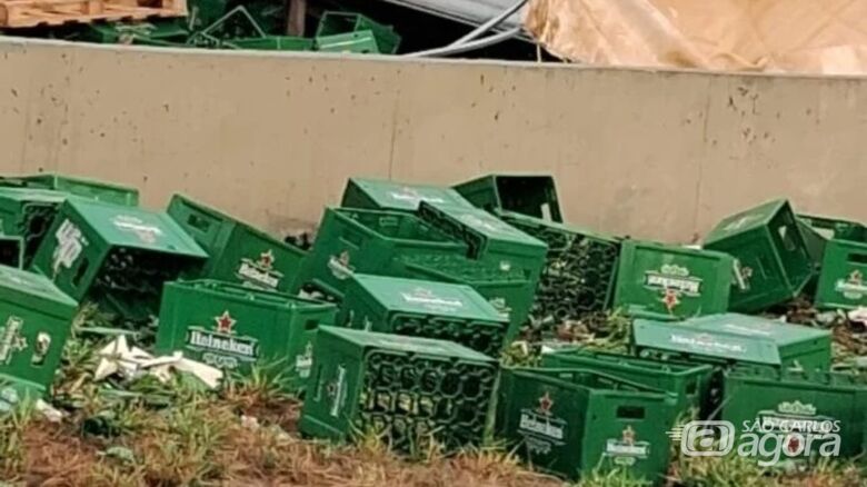 Carreta carregada com Heineken tomba no "trevão" em Ribeirão Preto - 