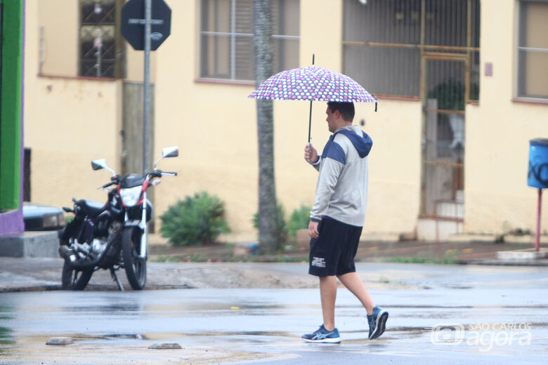 Pedestre caminha sob chuva em São Carlos  - Crédito: SCA