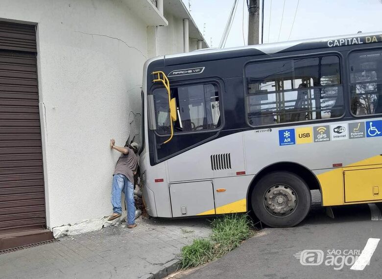 Ônibus colidiu em parede  - Crédito: Colaborador 