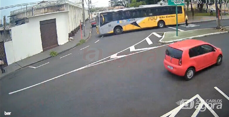 Câmera de segurança registra acidente com ônibus na Praça Antônio Prado  - 