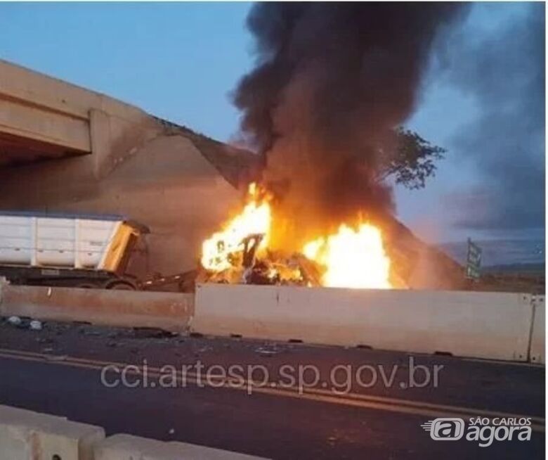 Caminhoneiro morre carbonizado em colisão frontal na SP-255
 - Crédito: Artesp