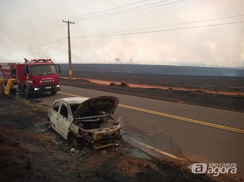 Um dos veículos incendiados - Crédito: Fala Matão