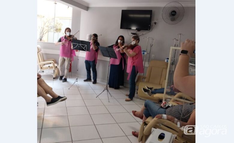 Músicos durante apresentação na Quimioterapia da Santa Casa: empatia e solidariedade - Crédito: Divulgação