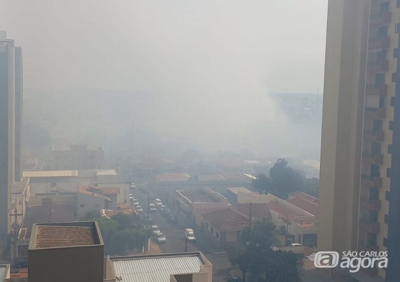 Fumaça de queimada avança sobre São Carlos nesta terça-feira - Crédito: redes sociais