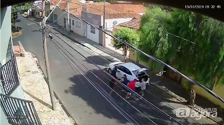 Câmera de segurança flagra roubo contra idosa de 73 anos em São Carlos; veja o vídeo - Crédito: reprodução