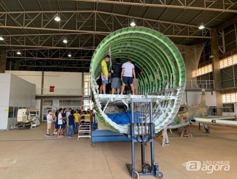 Fuselagem de aeronave da Embraer vira sala de aula na EESC - 