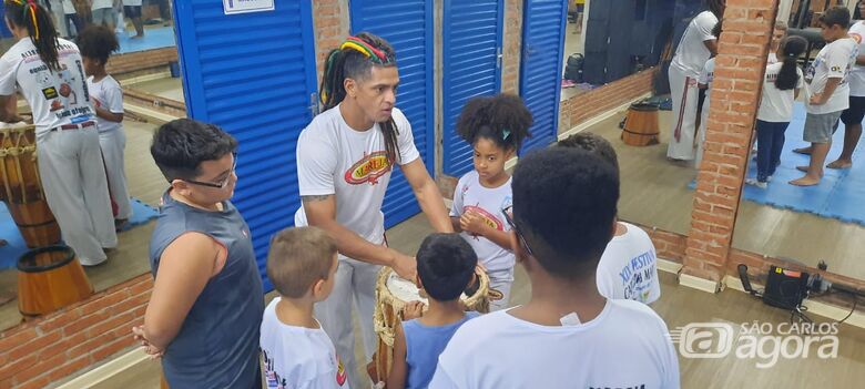 Em programa social, Dendê orienta alunos: capoeira traz disciplina, respeito e qualidade de vida, segundo mestre - Crédito: Divulgação