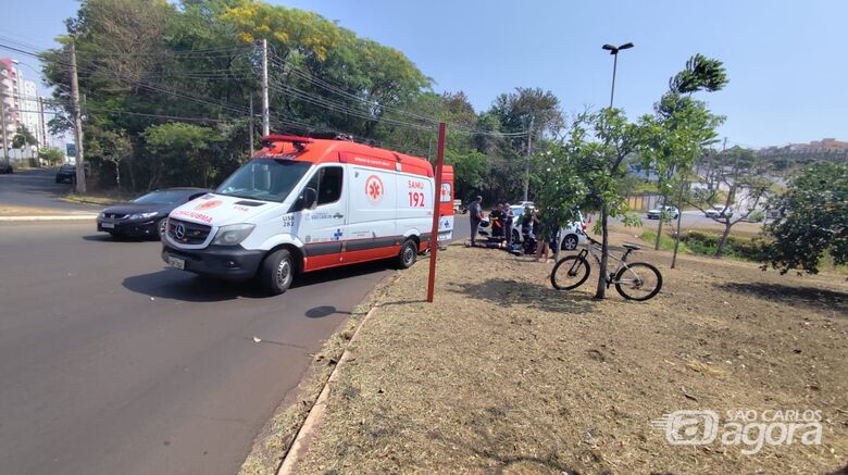 Ciclista é socorrido após o acidente: encaminhado à Santa Casa - Crédito: Maycon Maximino