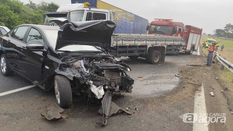 Carro ficou destruído devido à forte pancada contra caminhão na SP-310 - Crédito: Maycon Maximino