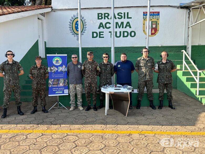 Associação dos Caçadores realiza doação de equipamentos de segurança ao Tiro de Guerra - 