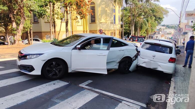 Civic rodou no asfalto e acertou três veículos estacionados - Crédito: Maycon Maximino