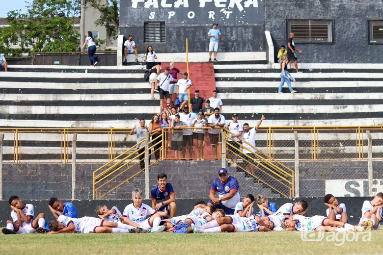 É só alegria: garotada do sub11 comemora a vitória, a goleada e a vaga para a segunda fase do Paulista - Crédito: Jhonatan Celestino