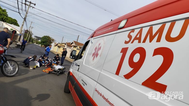 Com fratura em uma das pernas, motociclista foi socorrido à Santa Casa - Crédito: Maycon Maximino