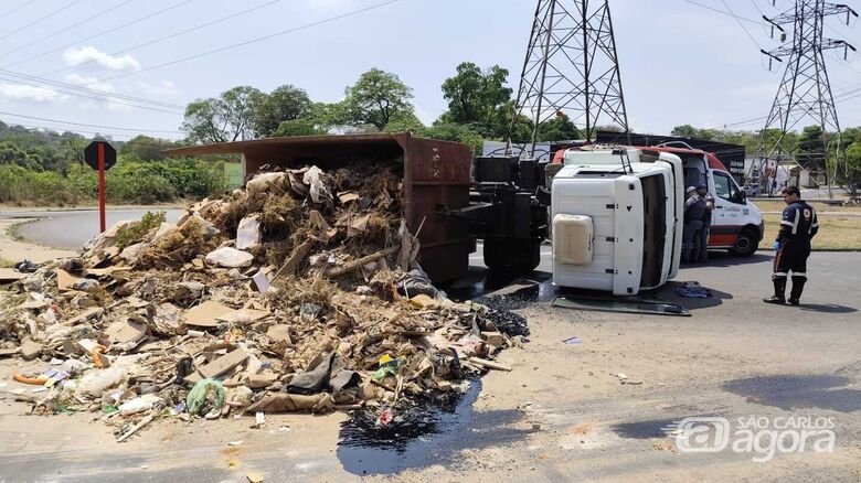 Carregado com entulho, caminhão tombou no Cidade Aracy - Crédito: Maycon Maximino