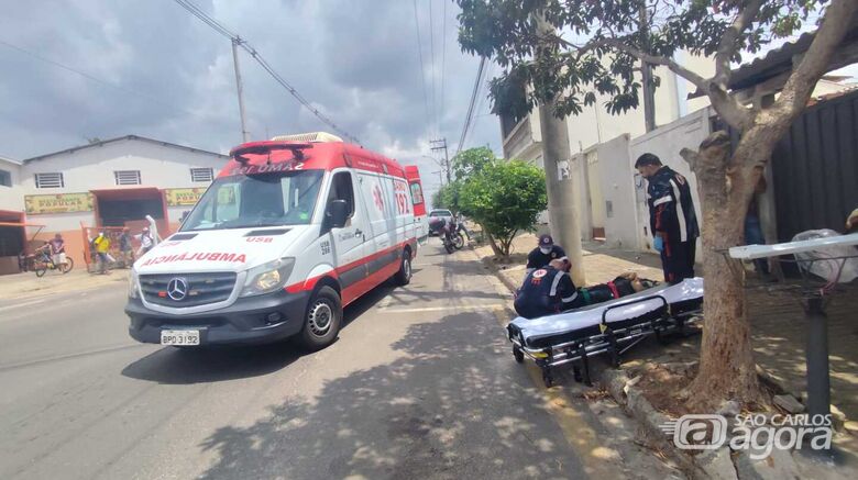 Motociclista é socorrido após empinar a moto e sofrer a queda: Fratura no joelho - Crédito: Maycon Maximino