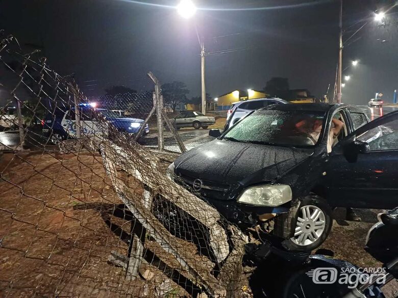 Motorista bate em alambrado e invade CEMEI no Cidade Aracy 2 - Crédito: Maycon Maximino