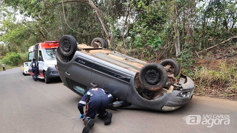 Carro capotou após motorista perder controle por causa de içá - Crédito: Maycon Maximino