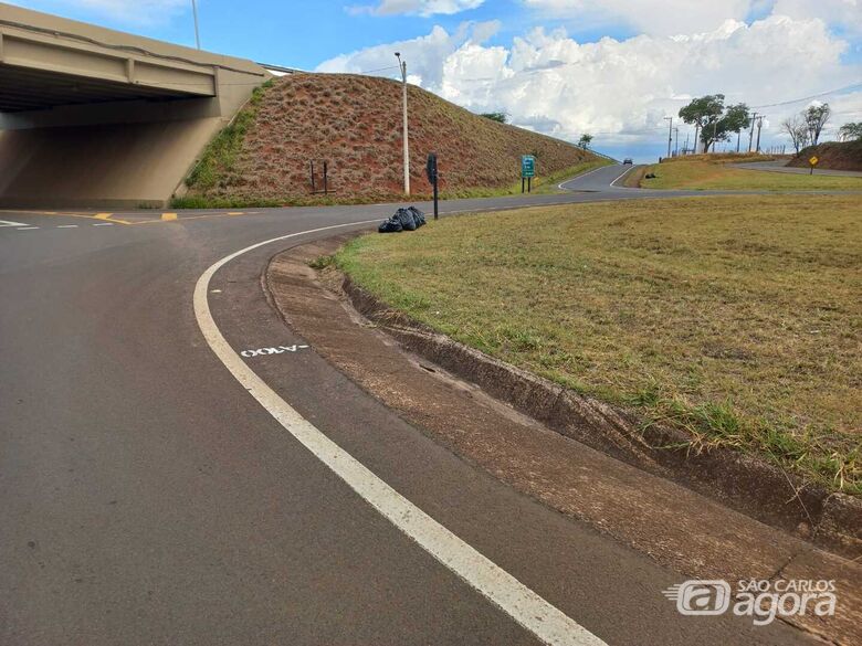 Rotatória passou por limpeza durante a manhã - Crédito: Divulgação