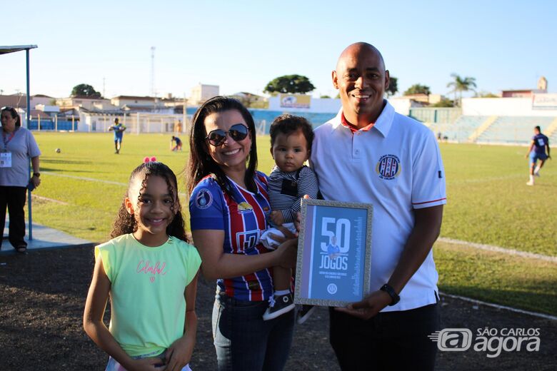 Marcus, com a esposa Izabel e filhos, no estádio Luisão, durante homenagem do Grêmio ao completar 50 jogos no clube - Crédito: Fernando Zanderin Júnior