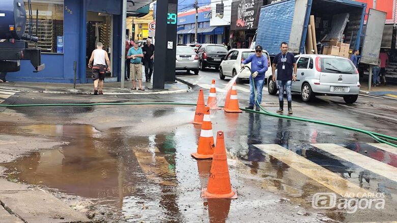 Funcionários públicos realizam a limpeza de locais afetados pela chuva em São Carlos - Crédito: Divulgação