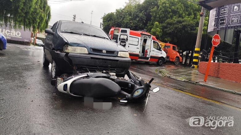 Carro arrastou a moto por alguns metros após a colisão - Crédito: Maycon Maximino