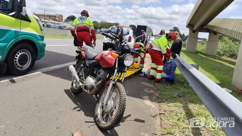 Vítima é atendida após a colisão traseira na alça de acesso - Crédito: Maycon Maximino