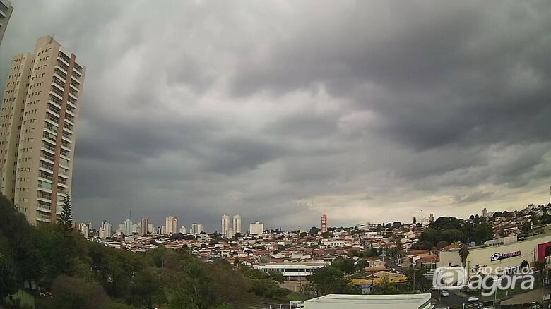 Nuvens carregadas sobre São Carlos na tarde desta segunda-feira - 