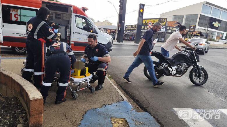 Motociclista, com escoriações, foi socorrido à Santa Casa - Crédito: Maycon Maximino