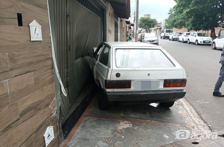 Motorista perdeu o controle e Gol atingiu portão de moradia - Crédito: Maycon Maximino