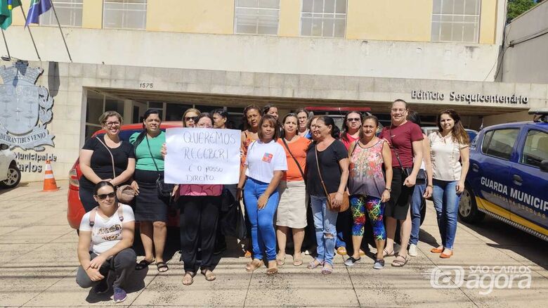 Funcionários da creche Anita Costa protestam contra a falta de salários - Crédito: Maycon Maximino