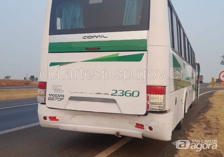 Caminhão colide na traseira de ônibus na Washington Luís - Crédito: Artesp