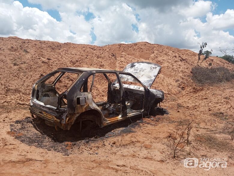 Carro furtado é encontrado depenado e queimado em São Carlos - 