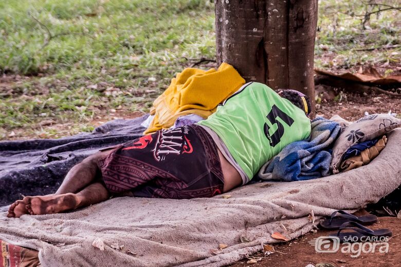 Morador em situação de rua dorme em praça defronte ao terminal rodoviário - Crédito: arquivo