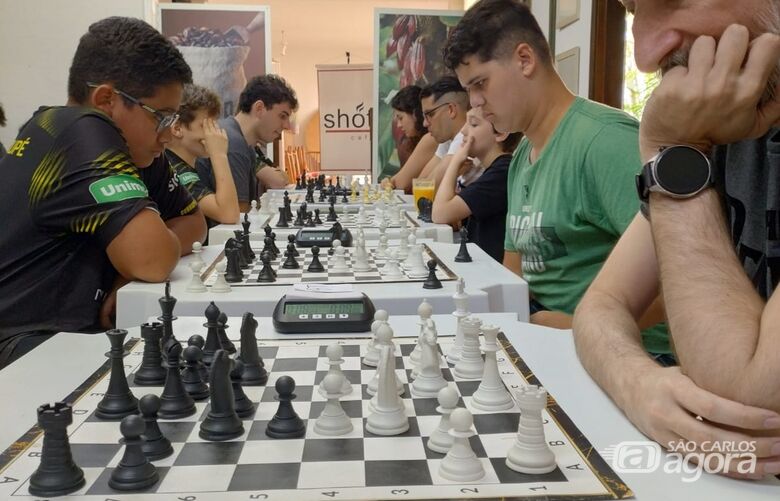 Enxadristas em ação durante a primeira Copa Café: xadrez como uma ferramenta de integração e desenvolvimento intelectual na comunidade - Crédito: divulgação