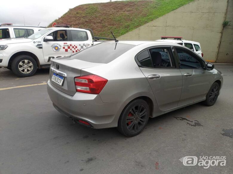 Carro utilizado na fuga - Crédito: Rota das Notícias