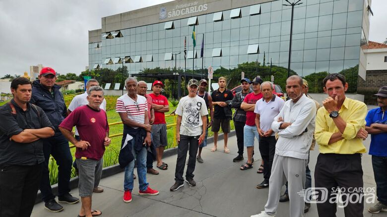 Ex-trabalhadores defronte ao prédio novo da Prefeitura Municipal - Crédito: Abner Amiel