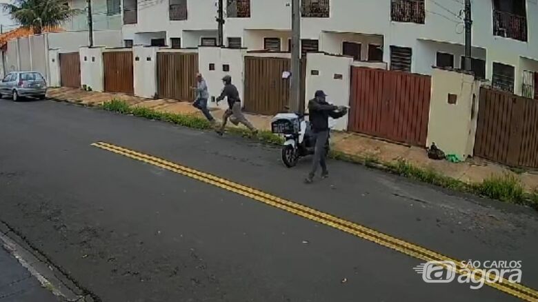 Câmera de segurança registra fuga de assaltantes de banco; veja vídeo -