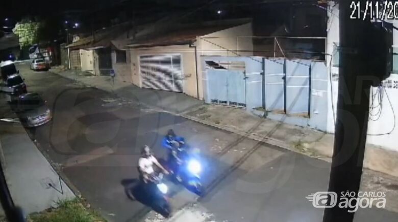 Câmera flagra tentativa de roubo a motocicleta em São Carlos - 