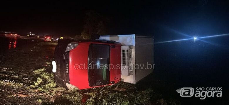 Após aquaplanagem, caminhão carregado com peixe tomba na Washington Luís - 