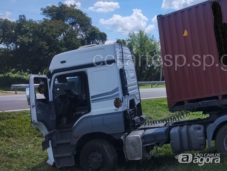 Carreta desvia de objeto na pista e provoca engavetamento na Washington Luís - 