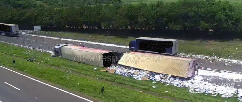 Carreta carregada com papel tomba na Washington Luís - 