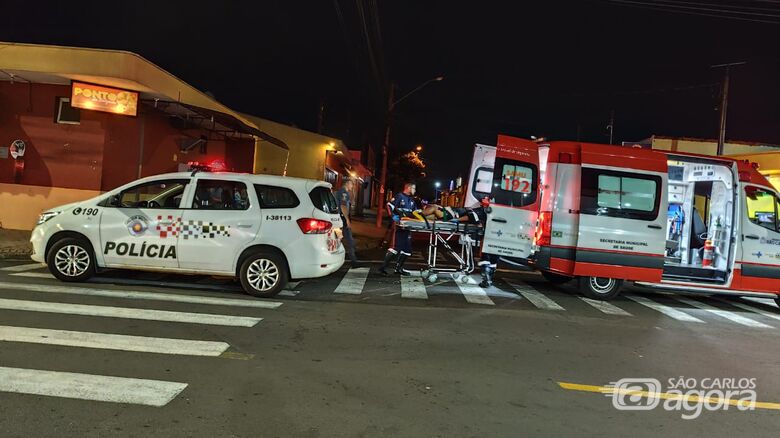 Momento em que motociclista é socorrido - Crédito: Maycon Maximino