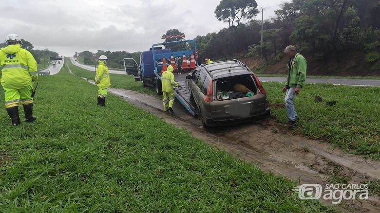 Veículo sofreu danos materiais após colisão traseira na SP-310 - Crédito: Maycon Maximino