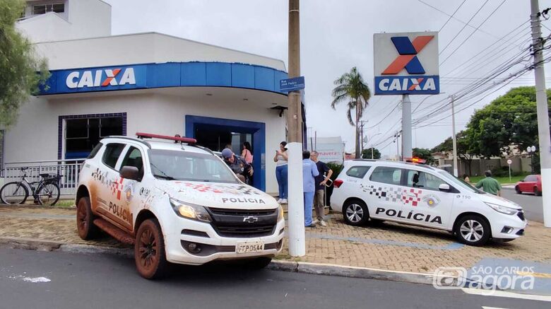 Trio armado invade agência da Caixa, rende funcionários e rouba dinheiro - 