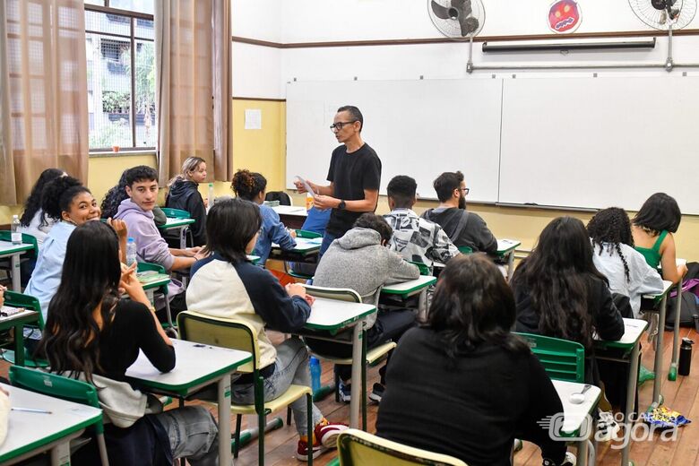 Estudantes do ensino médio em sala de aula - Crédito: divulgação