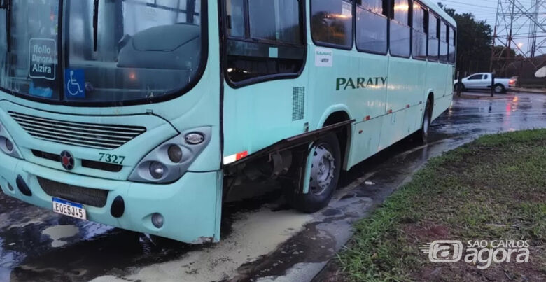 Ônibus escolar pega fogo  - Crédito: Colaboração 