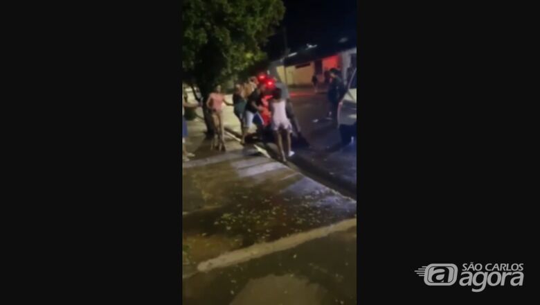 Pai tenta impedir prisão de jovem acusado de tráfico de drogas; veja vídeo - 