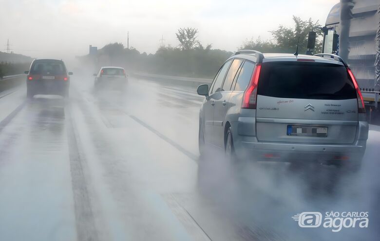 Carro transita por pista molhada após chuva - Crédito: divulgação