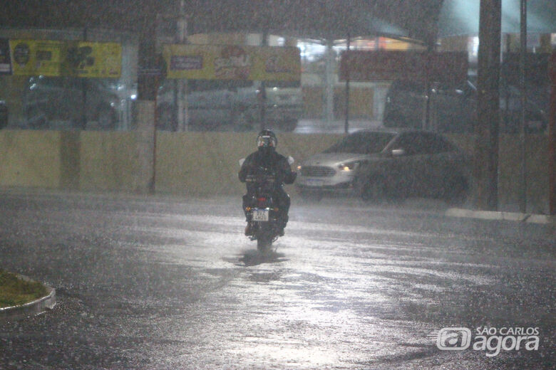 Motociclista transita pela chuva em São Carlos - Crédito: SCA